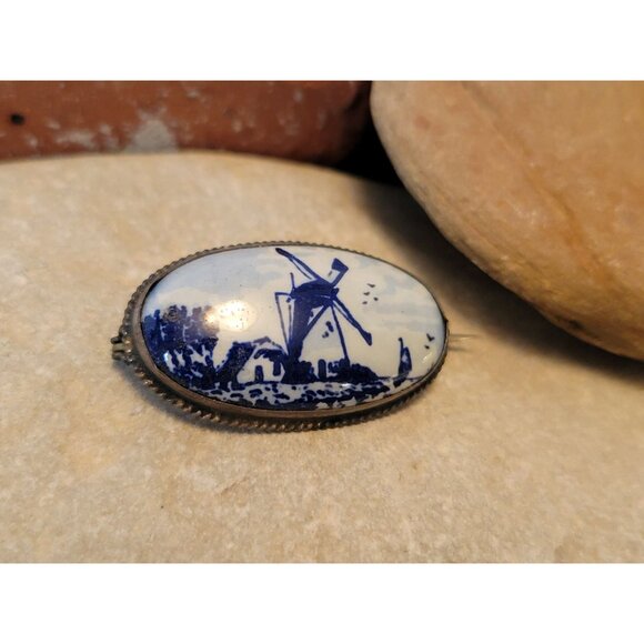 Vintage Dutch Windmill Delftware Blue & White Brooch Pin C Clasp 1 3/8" - Picture 5 of 6